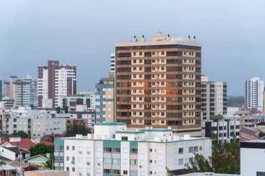 Tramandai şehrinin yağmurlu bir günde Brezilya 'daki manzarası. Şehir manzarası, güney bölgesindeki turistik kasaba, Rio Grande eyaletinin kuzey kütüphanesi konsül..