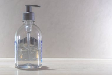 Covid-19 'la savaşmak için alkol jeli paketi. Sars-Cov 2019 virüslerini öldüren jel alkol aslında% 70 modeldir. Tercihen, ellerde kullanılmak üzere olan..