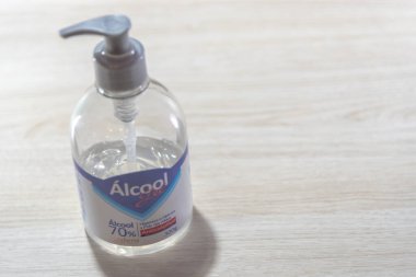 Santa Maria-RS-Brazil- 03 / 22 / 2020. Covid-19 'la savaşmak için alkol jeli paketi. Sars-Cov 2019 virüslerini öldüren jel alkol aslında% 70 modeldir. Tercihen, ellerde kullanılmak üzere olan..