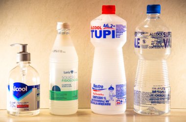 Santa Maria - RS - Brezilya - 03 / 21 / 20120. Alkol ambalajı. Alkol jeli ve alkol hijyenik kullanım için. Hastalıklarla savaşmak için ürün ambalajı. Hafif arkaplanda alkol.