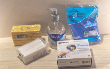 Covid-19 'a karşı korunmak için alet çantası. Teçhizat ve hijyenik kontrol ürünleri. Tek kullanımlık eldivenler. Alkol jeli. sabun. Nefes maskeleri. Sağlık ve İlaç.