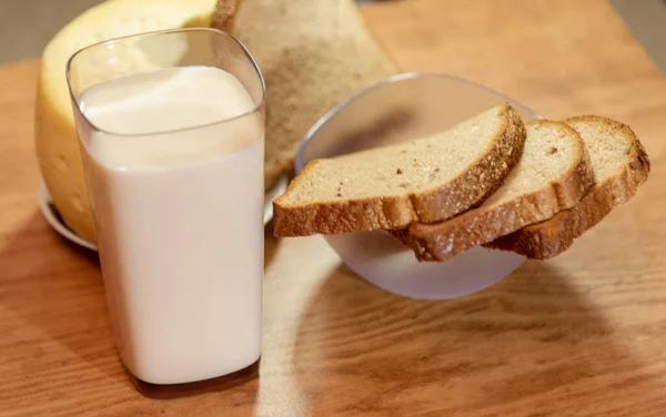 Стол Накрыт Завтрак Стаканом Молока Сыра Ломтиками Хлеба Человеческая Еда — стоковое фото
