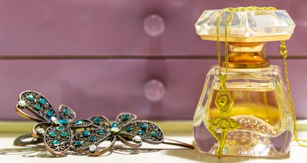 Biżuteria Kamuflaż Reprezentujący Motyla Naszyjnik Baletnicy Butelce Perfum Pozytywką Przechowywania — Zdjęcie stockowe