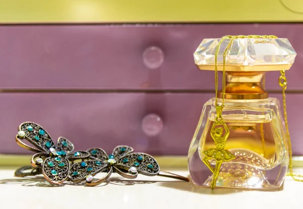 Biżuteria Kamuflaż Reprezentujący Motyla Naszyjnik Baletnicy Butelce Perfum Pozytywką Przechowywania — Zdjęcie stockowe