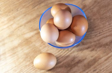 Tahta arka planda tavuk yumurtası. Tavuk yumurtası. İnsan tüketimi için yiyecek. Brezilya mutfağında yaygın olarak kullanılan bir grup yumurta.