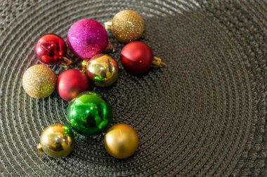 Noel süsü. Yeşil arka planda düzenlenmiş Noel ağacı topları. Partiler. Noel Baba. Kutlamalar. Noel günü.