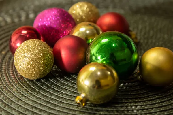 Noel Süsü Yeşil Arka Planda Düzenlenmiş Noel Ağacı Topları Partiler — Stok fotoğraf