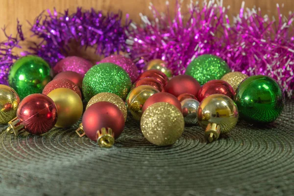 Decoración Navidad Bolas Árbol Navidad Dispuestas Sobre Fondo Verde Fiestas — Foto de Stock