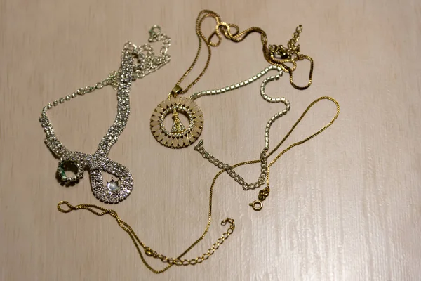 Schmuckstücke Wie Halsketten Ohrringe Und Kordeln Auf Farbigem Hintergrund Arrangiert — Stockfoto