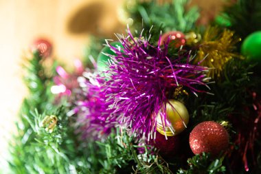 Noel süsü. İçinde renkli toplar olan bir Noel ağacı resmi ve Noel bayramını kutlamak için motiflerle süslenmiş süsler. Hristiyan şenlikleri. Noel günü. Noel Baba