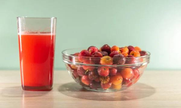 Taze meyve ve meyve suyu. Acerola, meyve suyu ve dondurmada yaygın olarak kullanılan C vitamini bakımından zengin bir meyvedir. Uzun zamandır tonik ve bulaşıcı olmayan etkileriyle biliniyor. Brezilya 'dan tropik meyveler.