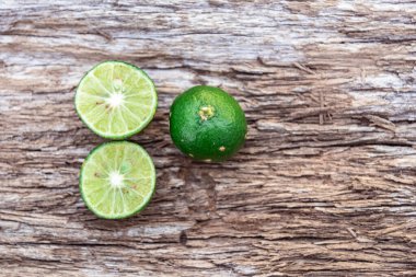 Natura 'daki Citrus Reticulata. Meyve portakala benzer, yarı acı ve çok aromatik. Bu meyve doğal olarak tüketilir ve meyve suyu, mus, dondurma, şeker ve jöle üretiminde kullanılır..