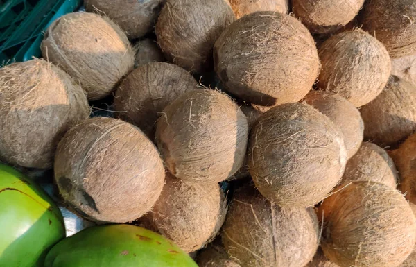 Taze hindistan cevizi meyveleri. Hindistan cevizi ağacı (Cocos nucifera), Arecaceae familyasının bir üyesidir. Hindistan cevizi ağaçları tropik bölgelere özellikle de tropikal kıyı şeridine yayılmıştır..