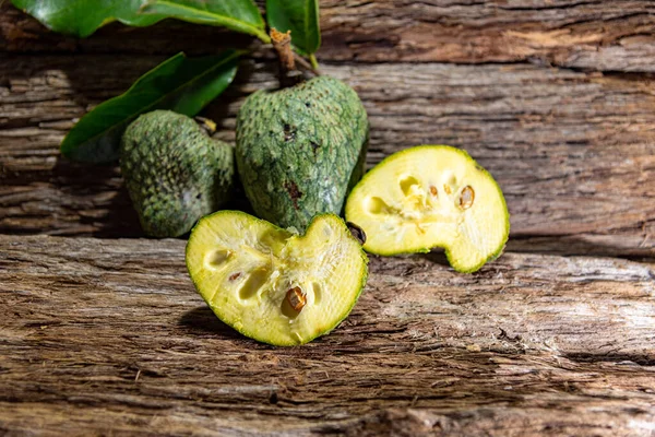 Atemoia (bilimsel adı Annona cherimola Mill x Annona squamosa L.), Güney Afrika ve İsrail 'de Cherimoya ve çam kozalakları arasında yapılan yapay bir geçişin ürünü olan bir meyvedir.