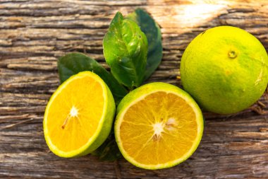 Taze portakal meyveleri. Portakal, Rutaceae familyasından bir ağaç olan portakal ağacının (Citrus sinensis) meyvesidir. Bu bir melez meyvesi. Meyve zengini C vitamini ve meyve suyu üretimi için yaygın olarak kullanılan