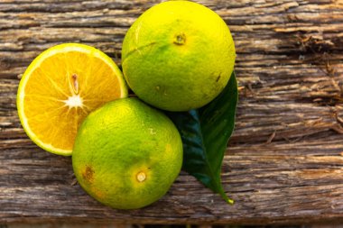 Taze portakal meyveleri. Portakal, Rutaceae familyasından bir ağaç olan portakal ağacının (Citrus sinensis) meyvesidir. Bu bir melez meyvesi. Meyve zengini C vitamini ve meyve suyu üretimi için yaygın olarak kullanılan