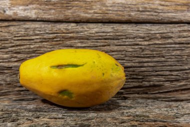 Taze papaya meyveleri. Carica papaya L. Ruberval, papaya veya ababaia olarak bilinen meyveleri (papayadan, İspanyolca ile Karayip dilinden) üreten tropikal bir meyve türüdür.)