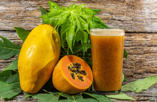 Fruits and juice of Carica papaya. Corresponds to the species of tropical fruit that produces the fruits known by the trade names papaya or papaya. Native to tropical regions of the Americas.