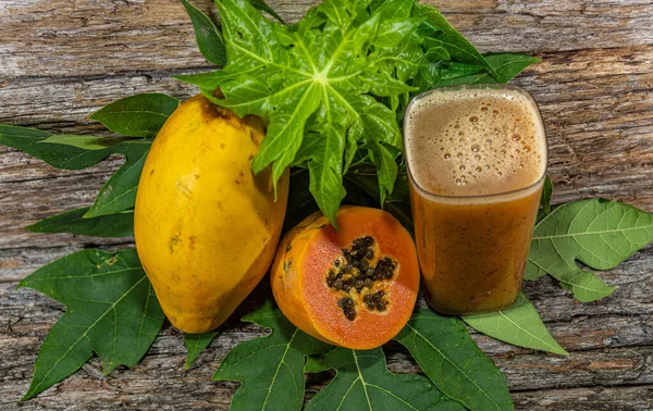 Fruits and juice of Carica papaya. Corresponds to the species of tropical fruit that produces the fruits known by the trade names papaya or papaya. Native to tropical regions of the Americas.