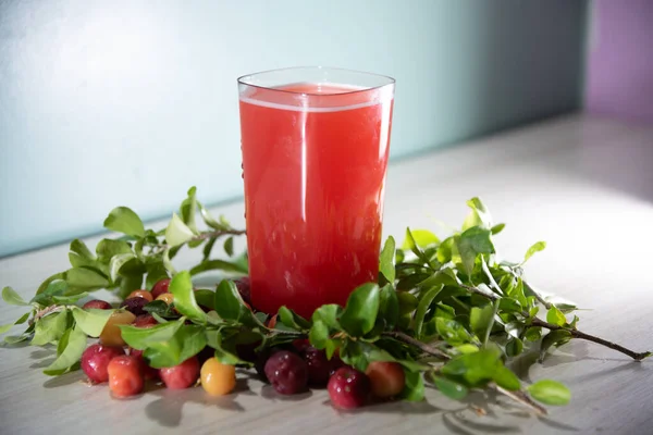 Taze meyve ve meyve suyu. Acerola, meyve suyu ve dondurmada yaygın olarak kullanılan C vitamini bakımından zengin bir meyvedir. Uzun zamandır tonik ve bulaşıcı olmayan etkileriyle biliniyor. Brezilya 'dan tropik meyveler.