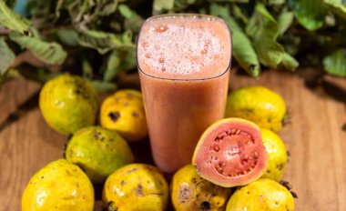 Guava 'nın suyu. Guava Meyve Suyu 'nun Sağlık Yararları birçok etkin ve tüm insan vücudunu destekleyen zengin maddelere sahiptir. Guava aslen tropikal bölgeden gelen bir meyvedir..