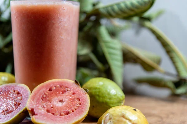 グアバ ジュース Guava Jus 学名はPsidium Guajava 多くの品種があり 最も一般的なのは白で 緑色の肌と赤 黄色の肌とピンクのインテリアがあります — ストック写真