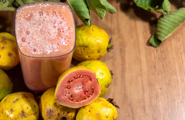 ガヴァのジュースだ Guavaジュースの健康上の利点は 多くの効果的で 人体全体を支持する豊富な物質を持っています グアバは もともと熱帯地方からの果物です — ストック写真