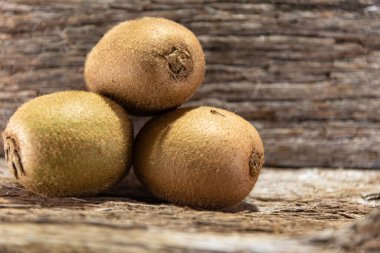 Kivi meyveleri (Actinidia lezzetli). Kiwi aslında Çin 'den gelen lezzetli bir meyvedir, ama sadece Yeni Zelanda' da ticari ekimi başladığında dünyada popüler olmuştur..