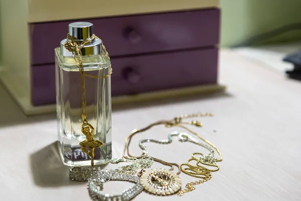 Pudełko Fioletowej Biżuterii Przechowywania Naszyjników Łańcuszków Bransoletek Butelka Perfum Innych — Zdjęcie stockowe