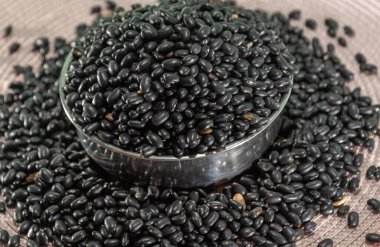 Taze mısır gevreğiyle dolu metal güveç. Hafif arka planda fasulye taneleri. Brezilya mutfağı. Tipik Brezilya yemeği. İnsan tüketimi için tahıl. Demir kaynaklı tahıllar.