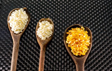 Hominy hazırlığı için mısır tohumları. Tahta kaşıklar içinde sarı ve beyaz Hominy. Brezilya mutfağı. Yiyecekler. Haziran partisi.