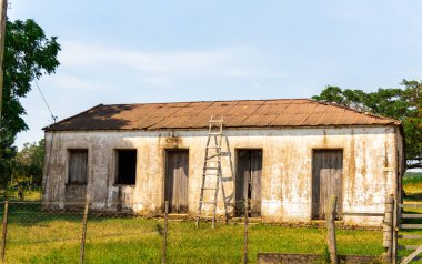 Terk edilmiş eski bir ev. Brezilya, SC 'de İtalyan göçmenler tarafından yapılan koloni tarzı bir ev. Yüzyılın başından beri Avrupa tarzı mimari. Yüzüncü Ev