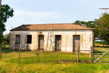 Terk edilmiş eski bir ev. Brezilya, SC 'de İtalyan göçmenler tarafından yapılan koloni tarzı bir ev. Yüzyılın başından beri Avrupa tarzı mimari. Yüzüncü Ev