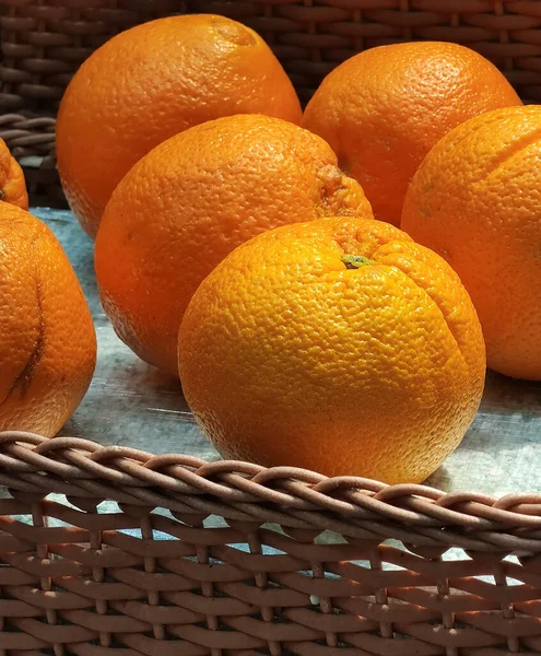 Navel orange fruits. Also known as bay orange or bahia orange. The navel orange has no seeds, the skin is very yellow, the pulp is juicy and the taste is acid and sweet.