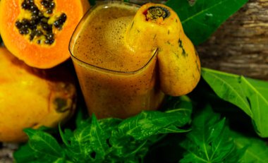 Taze papaya suyu ve meyve suyu. Carica papaya L. Ruberval, papaya veya abaia olarak bilinen meyveleri üreten bir tropikal meyve türüdür..