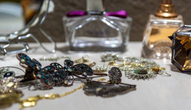 Renkli bir arka plana yerleştirilmiş kolye, küpe ve kordon gibi mücevherler ve mücevher kutuları için ahşap bir kutu. Sanat ve tarz. Kadınlık. Moda ve şehvet. güzellik.