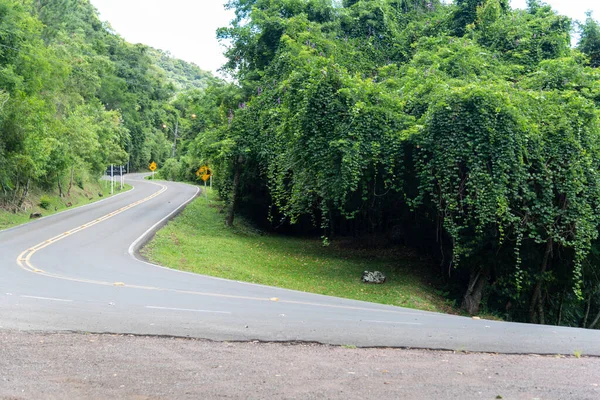 실베이라 마틴스 과산을 브라질의 리우그란데두술주에 이르는 도로의 — 스톡 사진