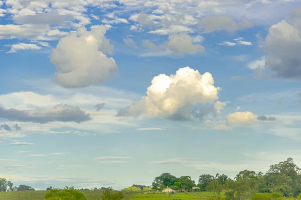 Hermosa Tarde Con Nubes Que Forman Lluvia Cielo Paisaje Rural — Foto de Stock