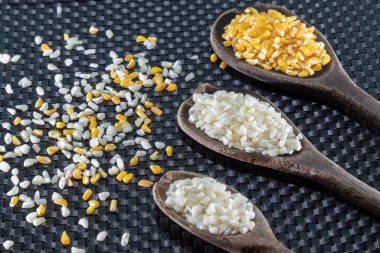 Hominy hazırlığı için mısır. Canjica, Haziran şenliklerinin tipik bir yemeğidir. Munguz ismini de kullanıyor. Şekerli çorbayla pişirilmiş beyaz mısır tanelerinden yapılmış bir yemektir.