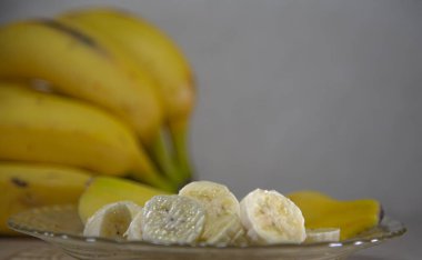 Muz (Musa ssp.) Parçalara ayrılmış. Ticari muz, döllenme ihtiyacı olmadan oluşan bir meyve olduğu için bir partenokarik meyvedir. Brezilya 'dan tropik meyve.