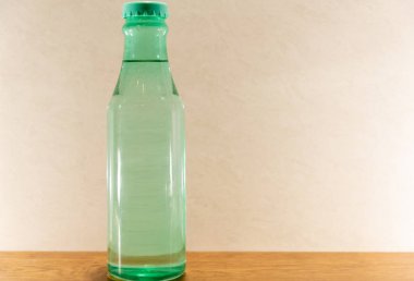 Renkli ve dekoratif cam şişeler. Madalyalı şişeler ekstra gelir elde etmek için hâlâ mükemmel bir alternatif olabilir. El işleri ve ev eşyaları..