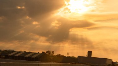 Öğleden sonra bulutlar ve silhou arasında dramatik bir gökyüzü