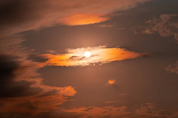 Ciel Dramatique Soleil Entre Les Nuages Soleil Brille Travers Ciel — Photo