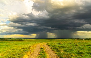 Cumulunimbus tarım arazisi ve bulut bölgesi. Kümülonimbus (Latince: cumulonimbus) büyük bir dikey gelişimle karakterize edilen ve 15 kilometreden fazla yüksekliğe ulaşan bir buluttur..