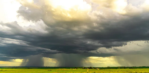Cumulunimbus tarım arazisi ve bulut bölgesi. Kümülonimbus (Latince: cumulonimbus) büyük bir dikey gelişimle karakterize edilen ve 15 kilometreden fazla yüksekliğe ulaşan bir buluttur..