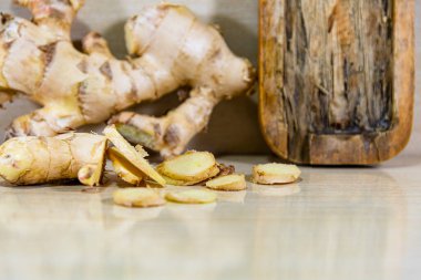 Zencefil kökü. Ginger 'ın baharatlı bir tadı vardır ve hem lezzetli hem de tatlı yemeklerde ve çeşitli şekillerde kullanılabilir: taze, kuru, korunmuş veya kristalize edilmiş..