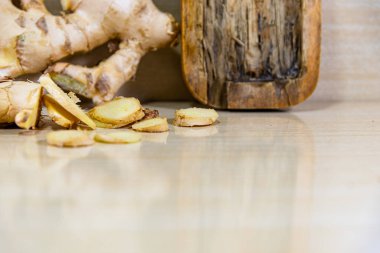 Zencefil kökü. Ginger 'ın baharatlı bir tadı vardır ve hem lezzetli hem de tatlı yemeklerde ve çeşitli şekillerde kullanılabilir: taze, kuru, korunmuş veya kristalize edilmiş..