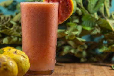 Guava 'nın suyu. Bilimsel adı: Psidium guajava L. aynı zamanda en önemli, yetiştirilmiş ve ticarileştirilmiş meyvelerden biridir ve besin açısından en zengin meyvelerden biridir..