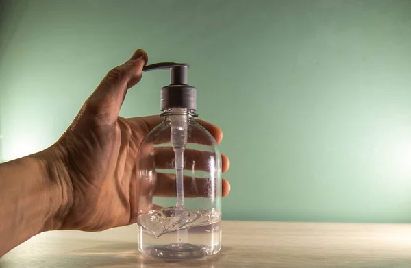 Een Fles Alcohol Gel Menselijke Hand Hand Het Gelglas Vast — Stockfoto