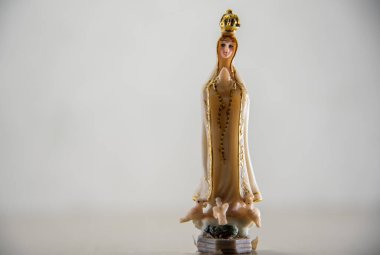 Sembolizm ve dindarlık. Katolik kilisesinin bir azizi. İnancın ve umudun sembolü. Hıristiyanlık. Katolik azizleri temsil eden bebekler. Hatıra olarak. Turizm ve dini ticaret. Katoliklik.